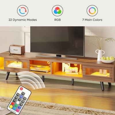 Nowoczesna niska szafka RTV z podświetleniem LED i schowkami, wykończenie orzechowe (ok. 70\")